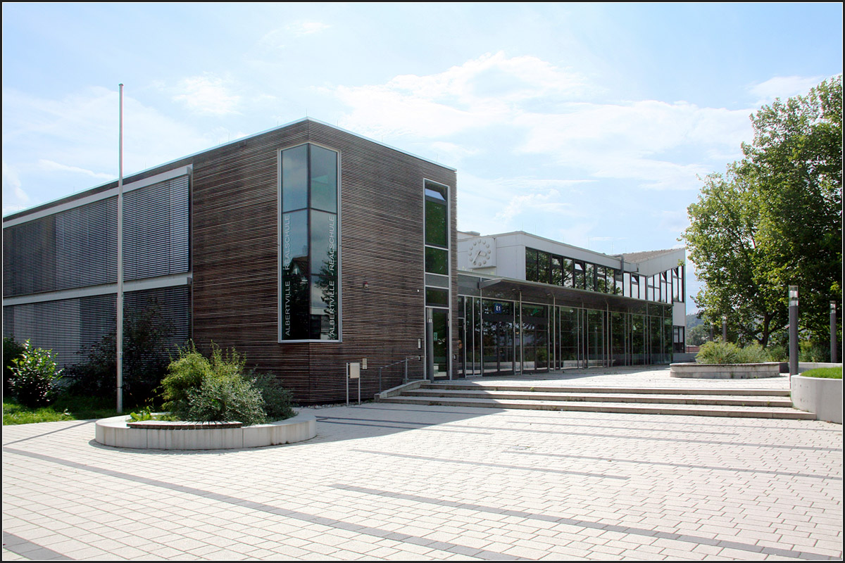 . Neubau am Ort der Tragdie -

Albertville-Realschule Winnenden. Nach dem Amok-Lauf 2009 wurde der Schulbetrieb im Bau der Albertville-Realschule eingestellt und der Untericht in Container weitergefhrt. Die Schulbau von 1967 wurde umgestaltet und nach Osten und Sden erweitert. Architekten: HSP Hoppe Sommer Planungsgemeinschaft (Stuttgart), Fertigstellung: 2011

21.08.2014 (Matthias)
