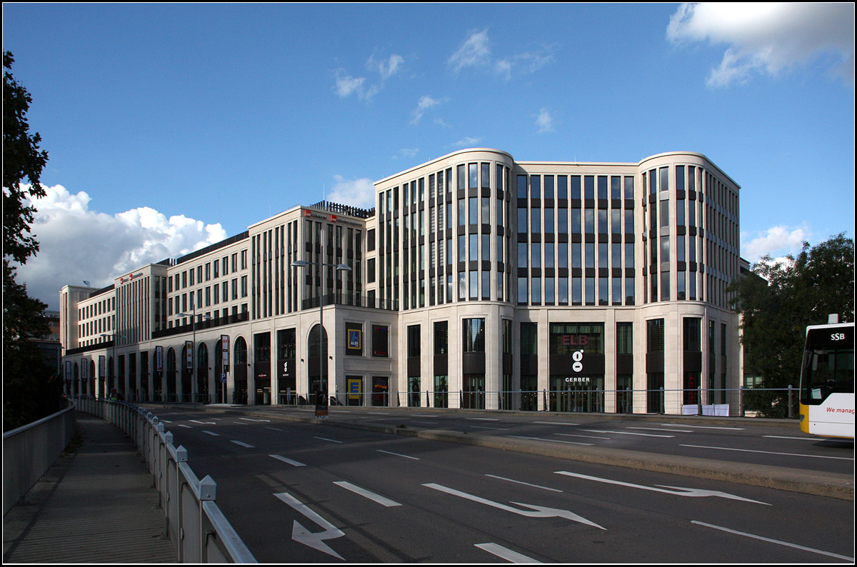 . Neue Einkaufstempel in Stuttgart -

Im Jahr 2014 wurden am Rande der Stuttgarter Innenstadt zwei groe Einkaufszentren erffnet. Am Sdrand der Innenstadt wurde als erstes das Gerber erffnet. Es fllt nahezu den ganzen Straenblock zwischen Paulinenstrae, Tbinger Strae, Sophien- und Marienstrae aus. Hier eine Ansicht von der Paulinenbrcke aus. In den oberen Geschossen befinden sich auch Bros und Wohnungen. Die Auen-Architektur ist recht grostdtisch, mit einem Hauch von Neoklassizismus gestaltet, die Einkaufspassage selbst ist sehr modern gestaltet.

14.10.2016 (M)