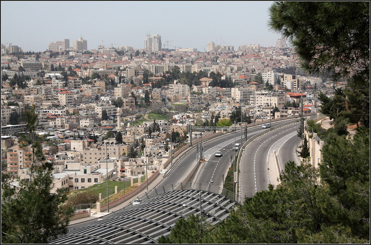 . Neue Schnellstrae - 

Diese neue Strae, die hier im Har HaTsofim Tunnel verschwindet, stellt eine direkte Verbindung von Jerusalem zur Route 1 in Richtung Jericho und Totem Meer her. Im Bild blickt man vom Mount Scopus aus ber Teile von Ostjerusalem hinber in den Westteil der Stadt mit den Hochhusern.

24.03.2014 (Matthias)