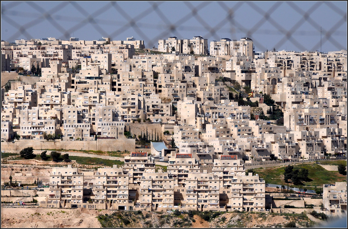. Nicht dieser Maschendrahtzaun -

sondern eine bis zu acht Meter hohe Betonmauer trennt Bethlehem von der groen Siedlung Har Choma im Gebiet von Ostjerusalem.

27.03.2014 (Jonas)