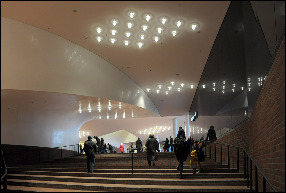 . Noch ein paar Stufen -

und die ffentliche Piazza zwischen Kaispeicher und neuem Aufbau wird erreicht. Die unterschiedlichen Gebudeteile werden auch in einem Materialwechsel angezeigt.

Elbphilharmonie Hamburg, 03.01.2017 (J)

