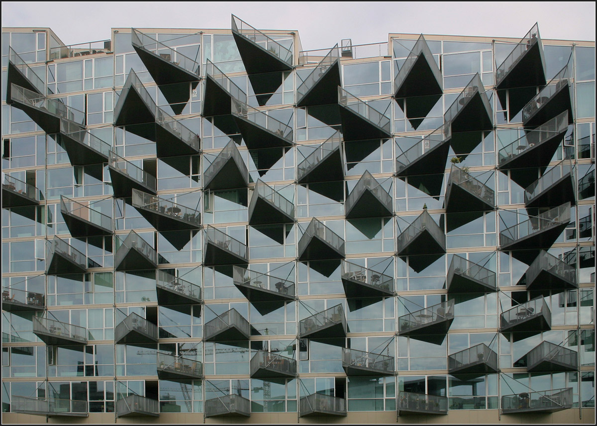 . Nur Glas und dreieckige Balkon -

Ein ungewhnliches Wohnhaus steht in Kopenhagen-restad, aufgrund seiner Form als V-House bezeichnet. Geplant wurde die Gebude JDS Architects und Bjarke Ingels Group (BIG) und 2005 fertiggestellt.

Mehr Bilder:
http://architektur.startbilder.de/name/galerie/kategorie/architekten~verschiedene~2004-05-vm-houses-kobenhagen.html

27.08.2006 (Matthias)