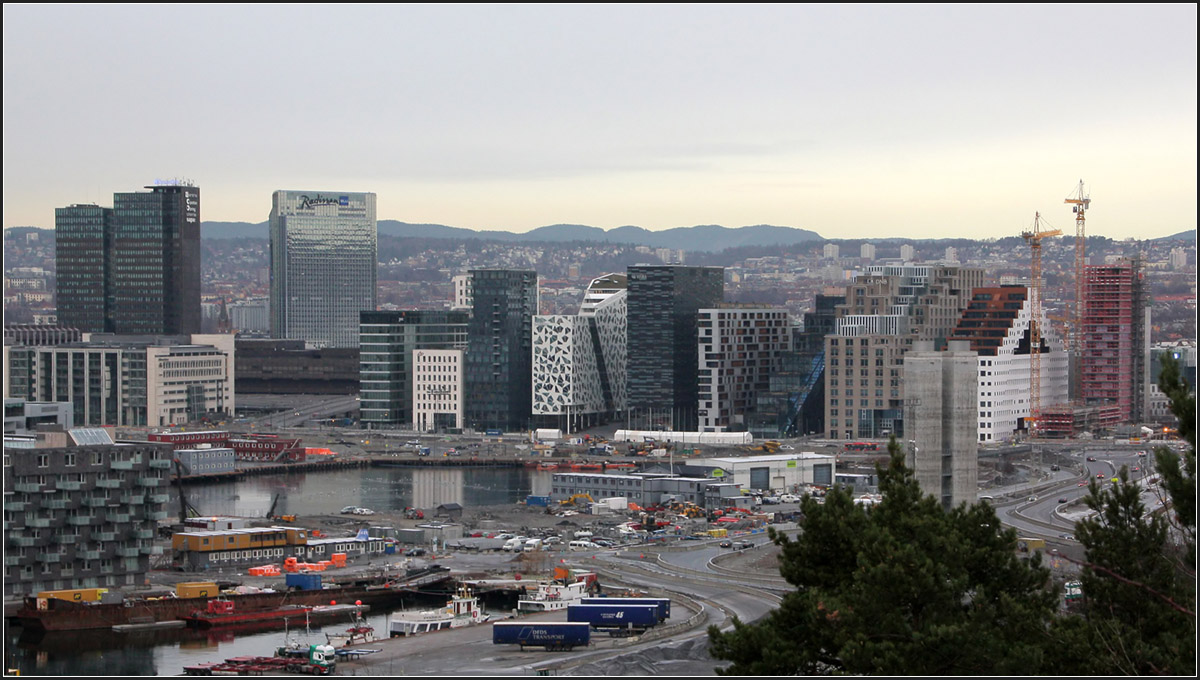 . Oslos neue Skyline -

Ausblick vom Eckeberg unterhalb der Sjmannsskolen auf Oslo mit den Hochhusern beim Bahnhof Oslo S und den ungewhnlichen Architekturen des Barcode-Areals am Hafenbecken des Bjrvika. Die Autobahn, die vor diesen Neubauten und an der neuen Oper vorbeifhrte wurde mittlerweile unter das Hafenbecken in einen Tunnel verlegt.

30.12.2013