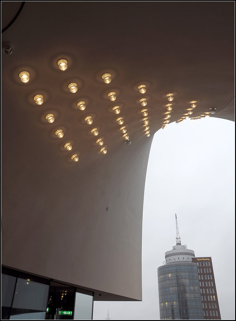 . Parabelfrmig -

...die Decke der Terrasse auf der Nordseite der Hamburger Elbphilharmonie. Auf der anderen Seite hat die Terrasse einen flacheren Bogen.

03.01.2017 (J)