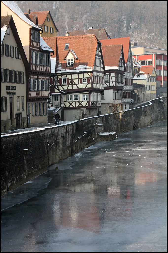 . Partie am zugefrorenen Kocher -

Blick vom Roten Steg auf den Kocher und die teils schiefen Huser an der Mauerstrae. Dieser Teil der Schwbisch Haller Altstadt liegt westlich des Kochers.

22.01.2017 (M)