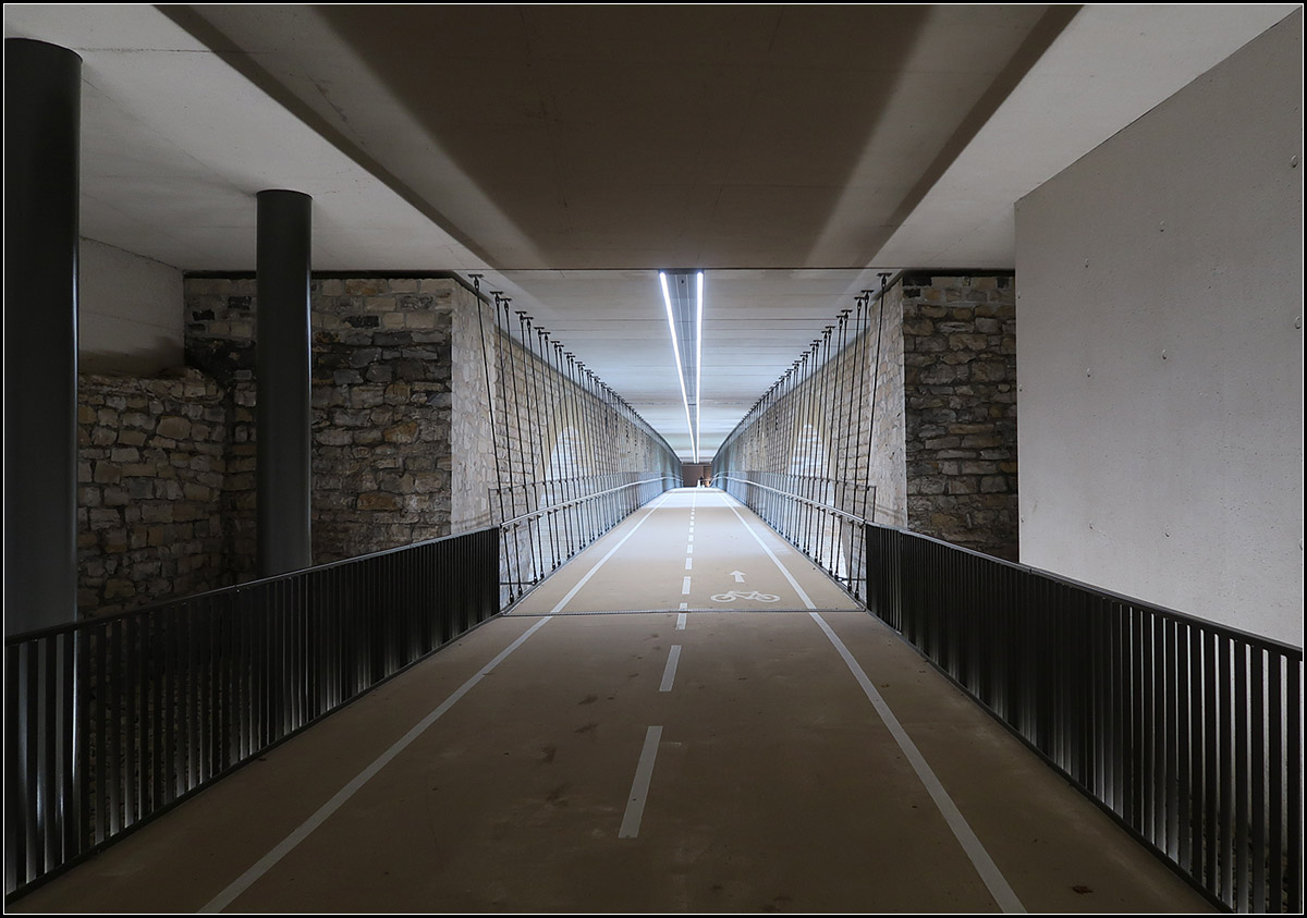 . Pont Adolphe in Luxemburg -

Blick vom sdlichen Brckenkopf auf den neuen Radfahrer- und Fugngersteg unterhalb der Straenfahrbahn der Pont Adolphe.

04.10.2017 (M)