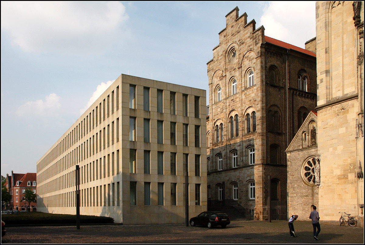 . Rasterfassade -

Die Dizesanbibilothek in Mnster wurde von Max Dudler geplant und 2005 erffnet. Durch den Naturstein fgt sich das Gebude gut in die vorhandene Bebauung, whrend die Form eindeutig auf die Entstehungszeit hinweist. 

http://architektur.startbilder.de/name/galerie/kategorie/architekten~max-dudler-zuerich-berlin-franfurt-main~2005-dioezesanbibilothek-muenster.html

22.04.2014 (Matthias)