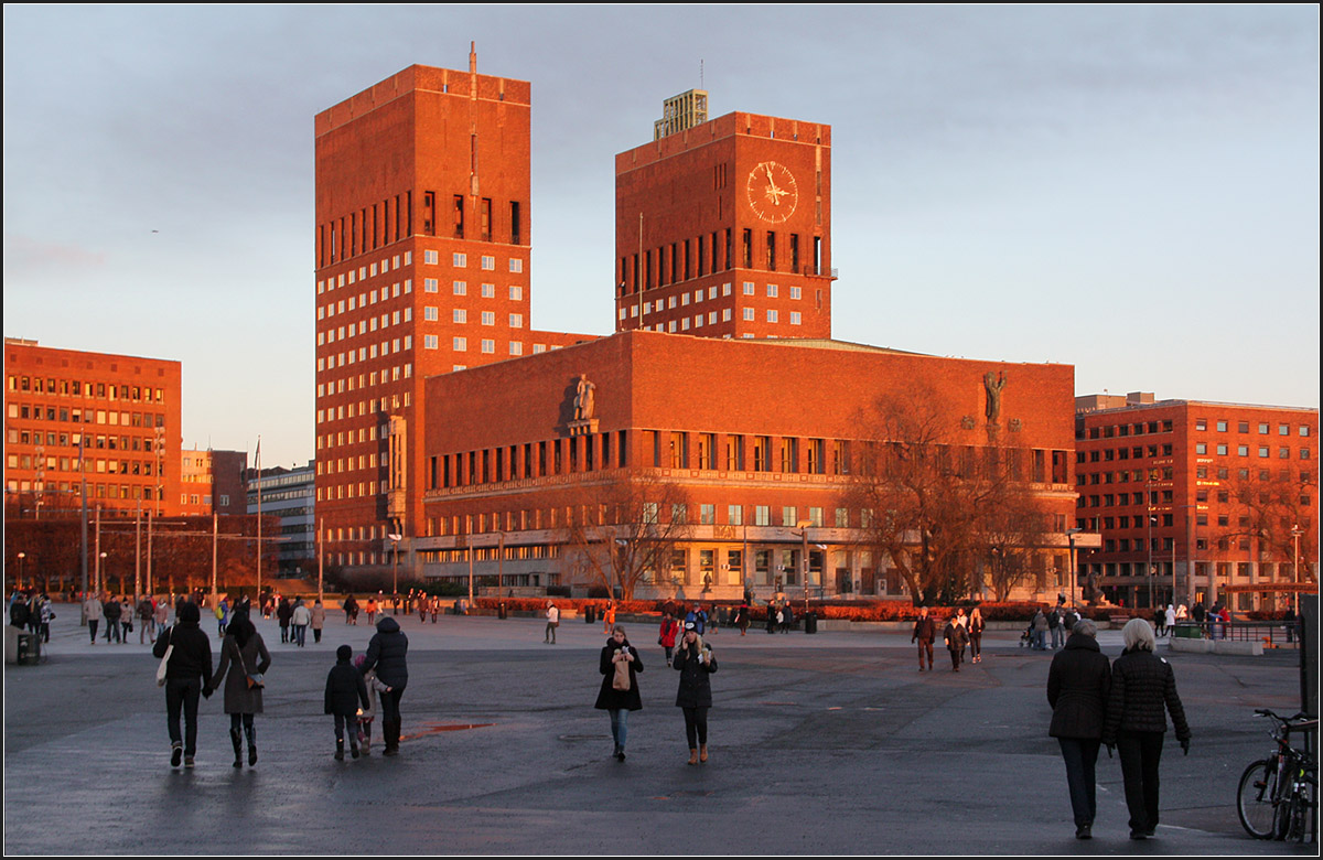 . Rot leuchtend - 

Das Osloer Rådhuset im Licht der tiefstehenden Nachmittagssonne. Das markante Backstein-Gebäude wurde 1950 eröffnet. Jedes Jahr findet am 10. Dezember dort die Verleihung des Friedensnobelpreises statt.

29.12.2013 (Matthias)
