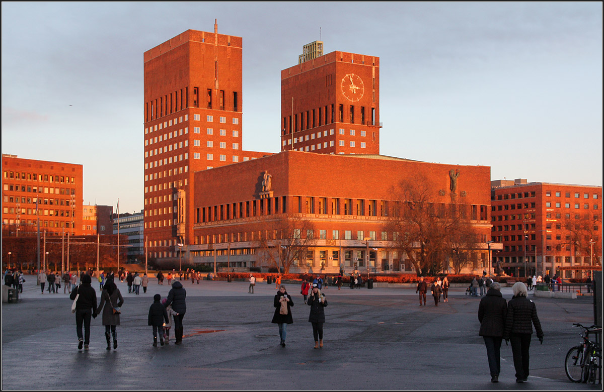 . Rot leuchtend - 

Das Osloer Rdhuset im Licht der tiefstehenden Nachmittagssonne. Das markante Backstein-Gebude wurde 1950 erffnet. Jedes Jahr findet am 10. Dezember dort die Verleihung des Friedensnobelpreises statt.

29.12.2013 (Matthias)