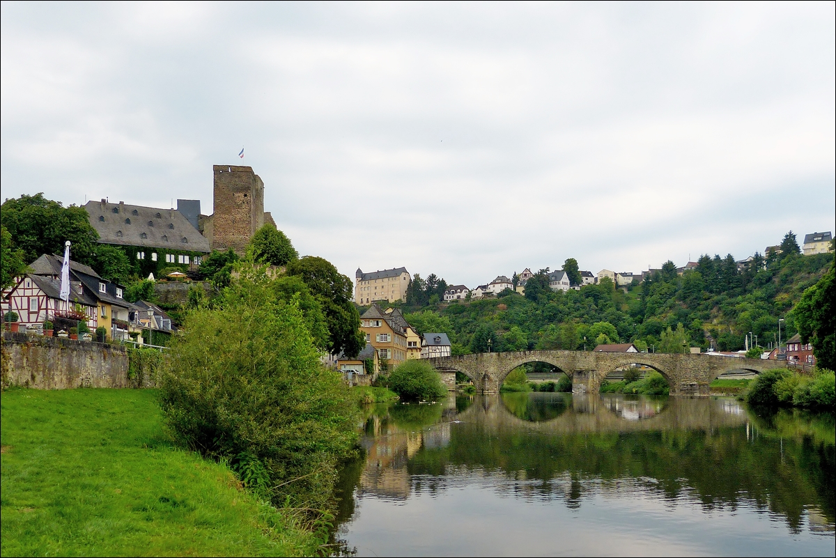 . Runkel -  Malerischer Blick auf die Ruine der Burg Runkel (12. Jh), die Burg Schadeck (13. Jh) und die steinernen Lahnbrcke (15. Jh). 26.05.2014 (Jeanny)