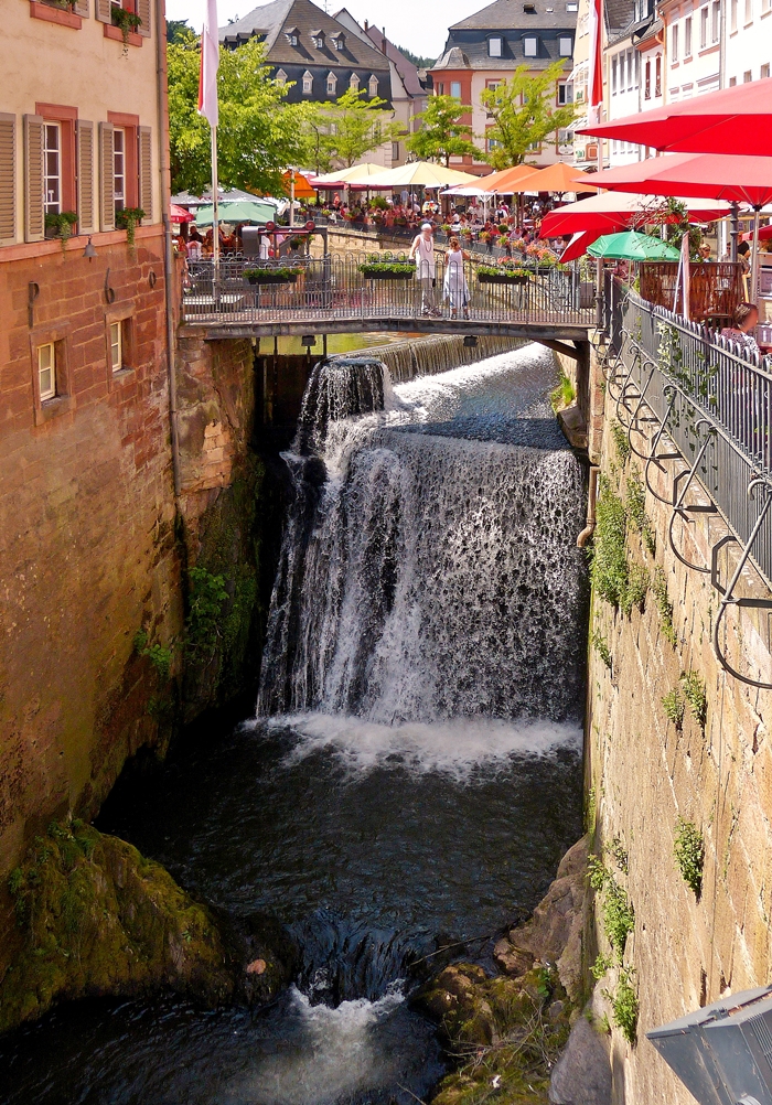 . Saarburg - Mitten in der Altstadt strzt sich die Leuk 18 Meter in die Tiefe. 09.06.2014 (Hans)