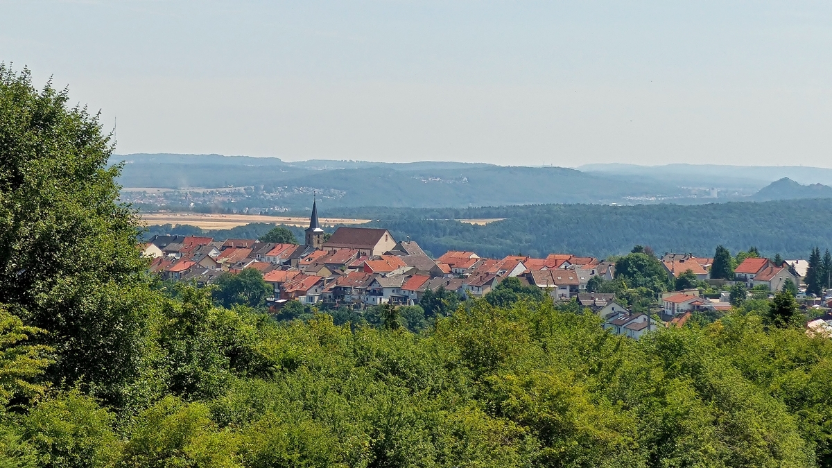 . Saarland -  Am Europadenkmal in Berus ffnet sich ein weiter Blick in die Landschaft bis weit jenseits des Saartales. Im Vordergrund ist der Ortsteil Berus zu sehen, welcher der Gemeinde berherrn angehrt. 18.07.2014 (Jeanny)