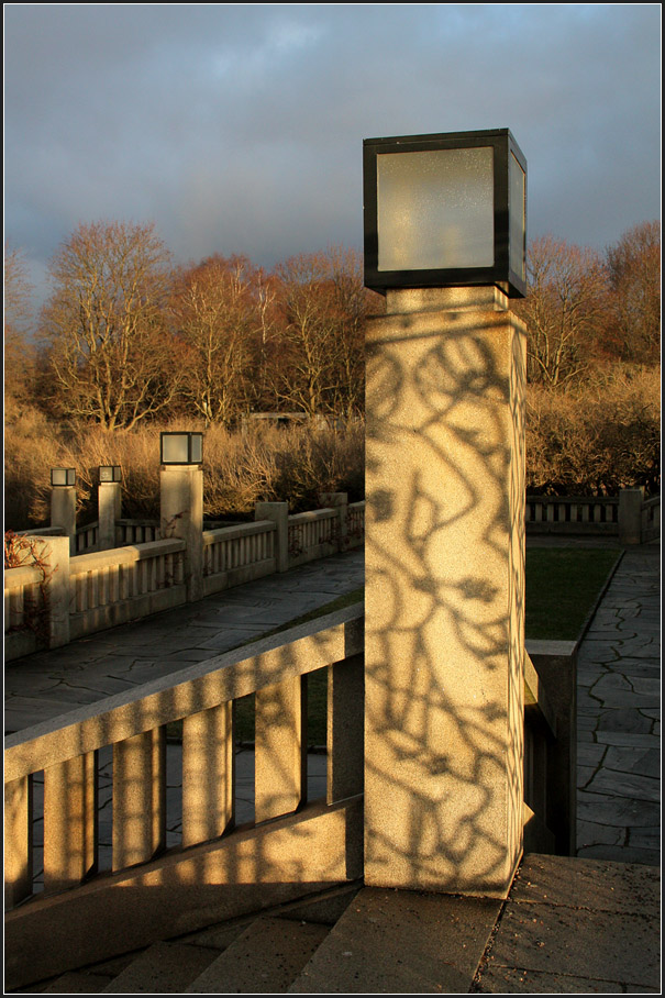 - Schattenspiel - 

Der Schatten des Frauentores wird auf eine Beleuchtungstele geworfen.

Oslo, Vigeland-Anlage, 29.12.2013 (Matthias) 