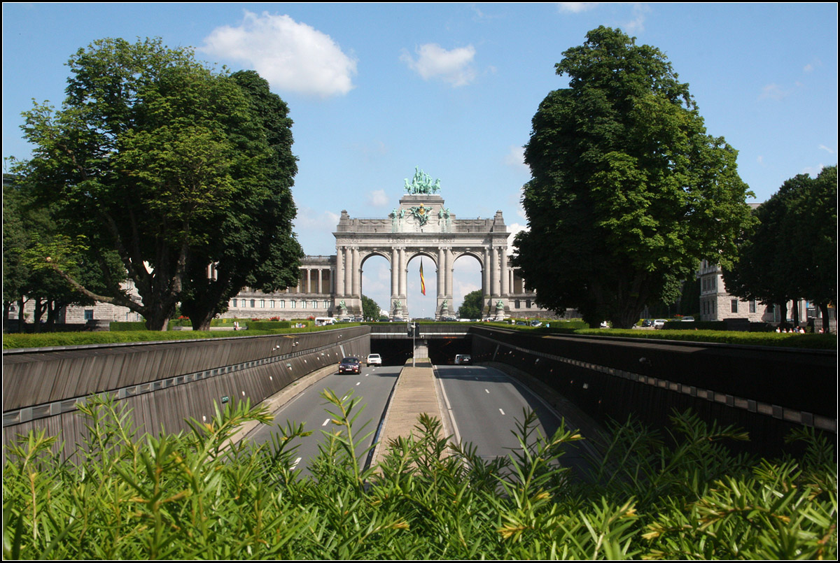... eine Schnellstraße -

... die teilweise im Tunnel geführt wird, aber im Park nach oben offen ist. Brüssel, Jubelpark mit Triumphbogen.

23.06.2016 (M)


