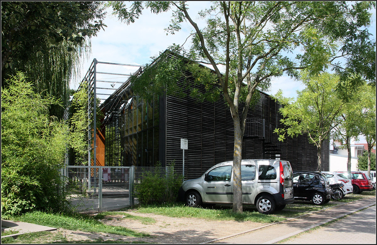 . Schn unter Bumen -

Kindergarten Gretel Nusser in Winnenden. Das dreieickige Gebude ist meist von Holzlamellen umschlossen. Ein fotografisch etwas schwierig zu erfassendes Gebude.

Mehr:

21.08.2014 (Matthias)