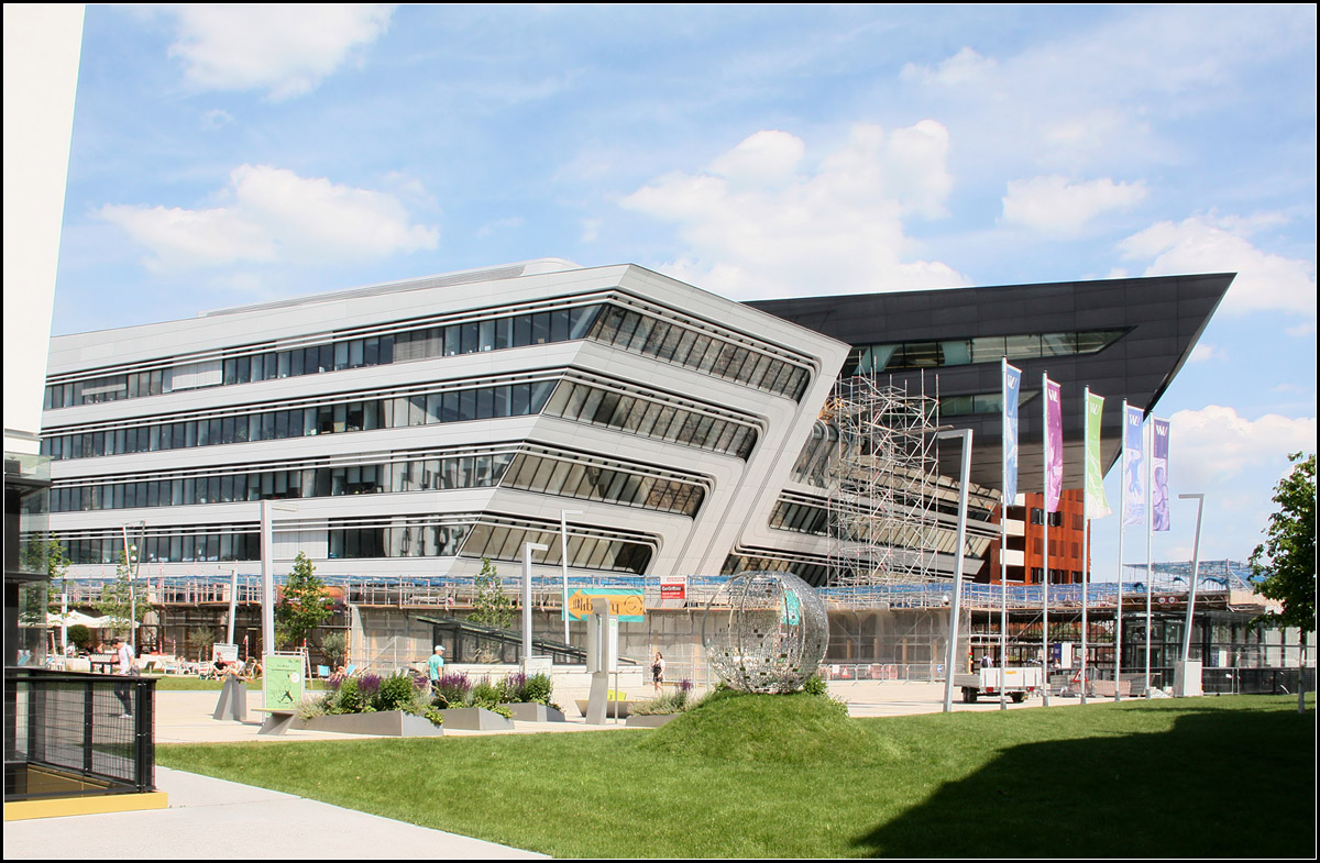 . Schrg und weit auskragend -

Das 2013 erffente Library & Learning Center (LC) im Campus WU in Wien, das nach Plnen der 2016 verstorbenen Architektin Zaha Hadid errichtet wurde. Im Bild sind die Gerste sichtbar, die nach dem Absturz von schweren Fassadenteilen aufgebaut wurden.

03.06.2016 (M)
