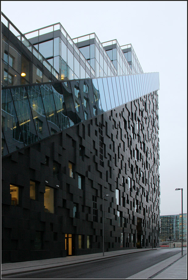 . Schrges Treppenhaus am stufigen Gebude -

Blick auf die Ostfassade des DNB-Gebudes C von Dark Architekter mit dem schrgen Glasband hinter dem sich die Treppen und ein Schrgaufzug befinden.

30.12.2013 (Matthias)