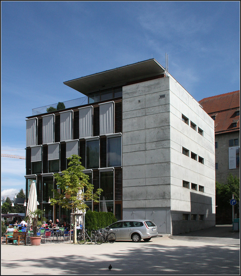 . Schweizer Architektur in Bblingen -

Am Rande der Innenstadt an prominenter Stelle steht diese Geschftshaus mit Caf, Laden, Praxen und Wohnung. 
Architekten: Zach + Znd (Zrich), Fertigstellung: 1996.

Mehr Aufnahmen:
http://architektur.startbilder.de/name/galerie/kategorie/architekten~verschiedene~1996-geschaeftshaus-boeblingen.html

20.08.2014 (Matthias)
