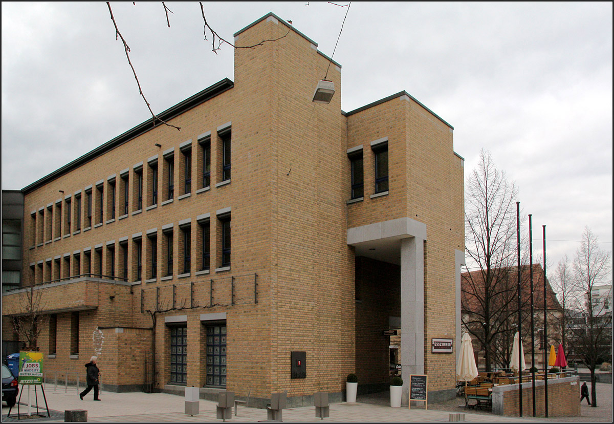 . Sehr gelungen -

1986 wurde in der Stadtmitte von Fellbach bei Stuttgart das neue Rathaus nach Plnen des Zricher Architekten Ernst Gisel fertiggestellt. Ein zeitlos schner Bau, der sich wie selbstverstndlich in das Zentrum von Fellbach einfgt. Hier eine Ansicht des Baues von Sdosten mit dem vorgelagerten Marktplatz.

Mehr Bilder:
http://architektur.startbilder.de/name/galerie/kategorie/architekten~verschiedene~1986-rathaus-fellbach.html

14.03.2011 (Matthias)