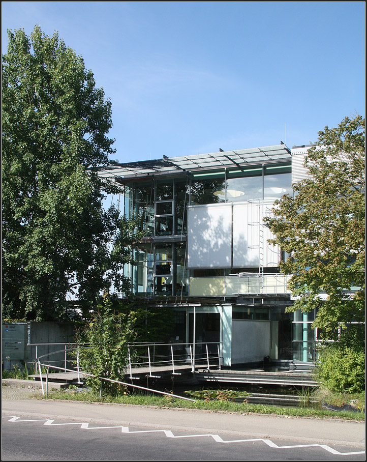 . Sehr glsern und filigran -

'Haus der Ingenieure' in Herrenberg.
Geplant von Kauffmann Theilig & Partner (Ostfildern), fertig seit 1994.

Mehr Bilder:
http://architektur.startbilder.de/name/galerie/kategorie/architekten~kauffmann-theilig-partner~1994-haus-der-ingenieure-herrenberg.html

20.08.2014 (Matthias)