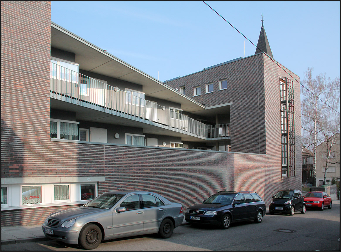 . Seniorenwohen und Gemeindehaus -

Die Wohnungen sind ber Laubengnge erreichbar. Der Bau ist mit Ziegel verkleidet.

Stuttgart-Zuffenhausen, 04.04.2014 (Matthias)