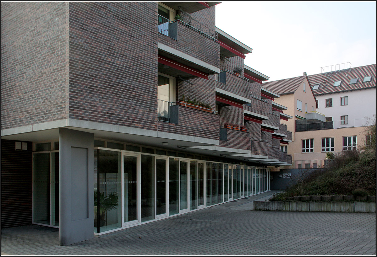 . Seniorenwohnen und Gemeindehaus -

Zur ruhigen Westseite liegen die Balkon der Wohnungen. Im verglasten Erdgeschoss befindet sich der Gemeindesaal und Gruppenrume sowie ein Eine-Welt-Verkauf.

Stuttgart-Zuffenhausen, 04.04.2014 (Matthias)