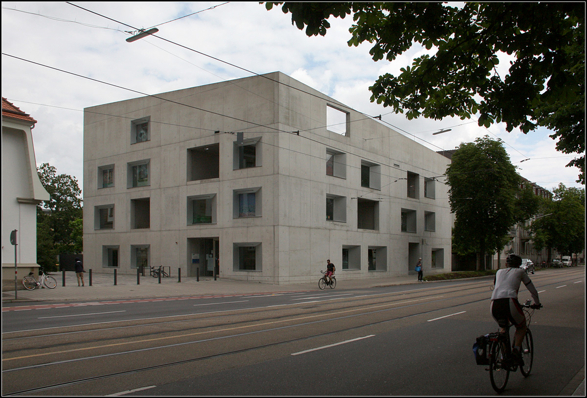 . Sichtbeton -

Kindertagessttte 'KinderUniversum' in Karlsruhe. Planer waren Bruno Fioretti Marquez Architekten aus Berlin, die unter anderem die Mittelpunktsbibliothek in Berlin-Kpenick bauten, sowie das Stellwerk fr den Gotthardbasistunnel in Pollegio.

26.06.2016 (M)