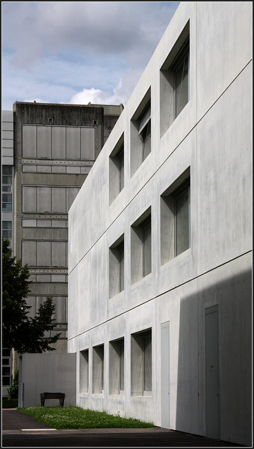 . Sichtbeton und Platte und dennoch schn -

Zwei Sichtbeton-Plattenbauten fr die SimTech und die FZI im Uni-Campus Stuttgart-Vaihingen. Der Sichtbeton wirkt samtweich. Das SimTech-Gebude war 2011 fertig, whrend das FZI-Haus 2012 in Betrieb genommen werden soll. Ein drittes Gebude soll folgen. Geplant wurde das Forschungszentrum von Hartwig N. Schneider Architekten (Stuttgart).

Mehr Bilder:
http://architektur.startbilder.de/name/galerie/kategorie/architekten~hartwig-n-scheider-architekten~20011-12-forschungszentrum-uni-stuttgart.html

21.08.2014 (Matthias)