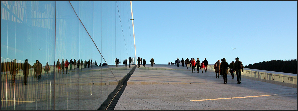 . Spiegelung -

Die Dachbesucher spiegeln sich in der Glaswand des Foyers des Osloer Opernhauses.

29.12.2013