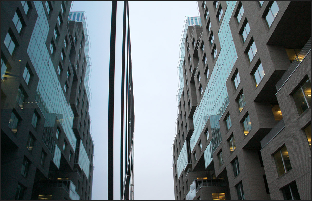 . Spiegelung -

Im Glasband des DNB-Gebäude C spiegelt sich Gebäude A. Die hohen Häuser des Barcodes Projektes stehen schon sehr dicht nebeneinander.

30.12.2013 (Matthias)
