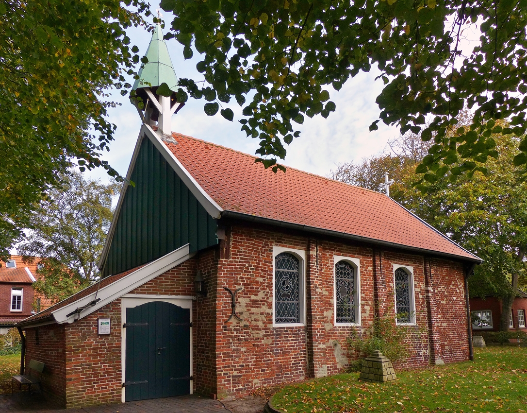 . Spiekeroog - Die alte Inselkirche. 09.10.2014 (Jeanny)

Die evangelisch-lutherische Alte Inselkirche wurde 1696 erbaut und ist damit die lteste Kirche aller ostfriesischen Inseln. Die Kirche befindet sich zwischen den Straen Noorderloog und Sderloog, den beiden ltesten Straen Spiekeroogs. Sehenswert sind die Renaissance-Kanzel, die Apostelbilder sowie eine Piet, die angeblich von einem 1588 vor Spiekeroog gestrandeten Schiff der spanischen Armada stammen soll.