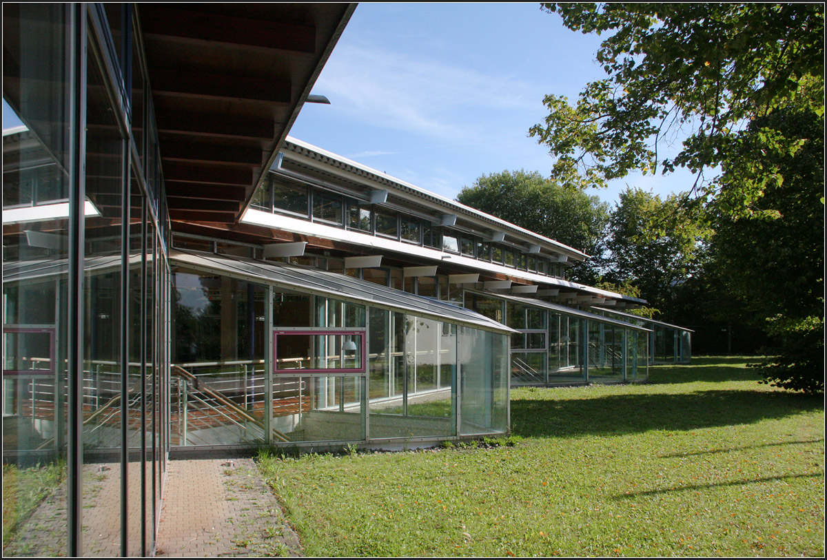 . Sporthalle der Hilde-Domin-Schule in Herrenberg -

Ganz hnliche Sporthallen wurden von Behnisch und Partner auch in Sulzbach Murr, Reutlingen und Bruchsal gebaut. Hier der Eingangsbereich.

August 2014 (Matthias)