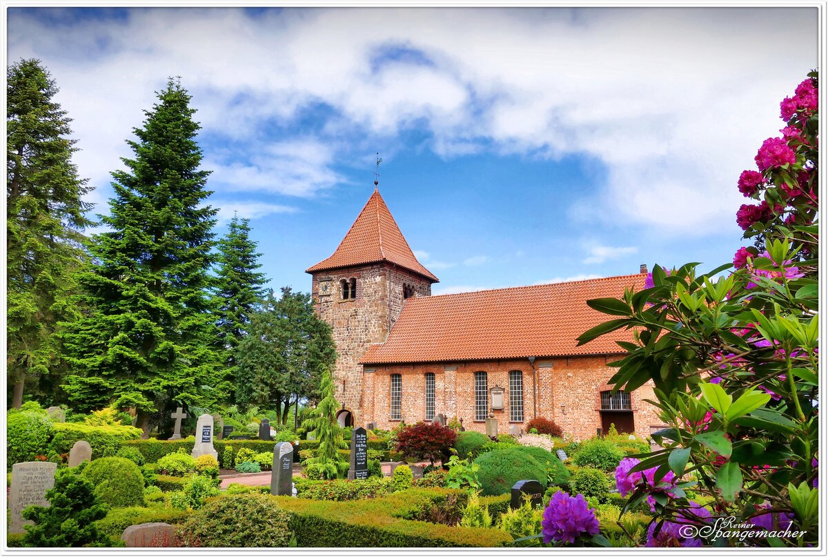  St.-Laurentius-Kirche im Dorf Hasbergen bei Delmenhorst in Niedersachsen. Ende Mai 2022