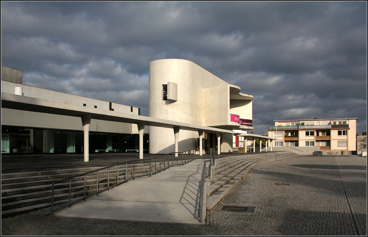 . Staatstheater Darmstadt -

Blick auf das neue Eingangsgebude. Darin befindet sich auerdem die Treppen- und Aufzugsverbindung von der Tiefgarage zum Theater.

24.10.2013 (Matthias)