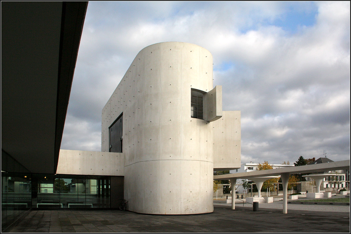 . Staatstheater Darmstadt -

Das aus Weibeton gegossene Eingangsbauwerk.

24.10.2013 (Matthias)