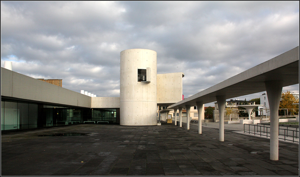 . Staatstheater Darmstadt - 

Seitenansicht des neuen Eingangsgebudes. Links hinter der neuen Glasfassade befindet sich das umgestaltete Foyer.

24.10.2013 (Matthias)