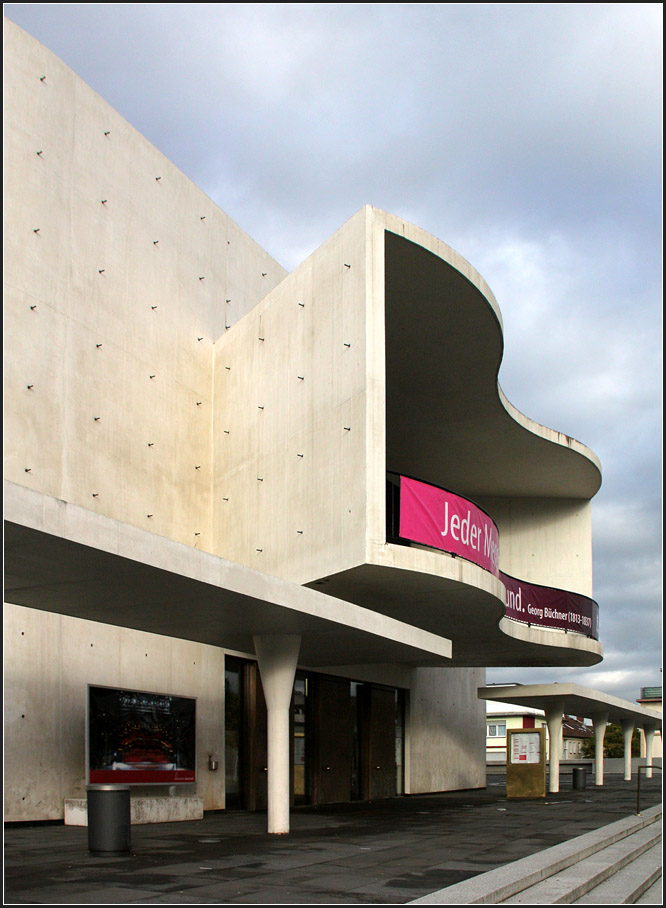 . Staatstheater Darmstadt - 

ber dem Eingang zum Theater befindet sich eine geschwungene Auenbhne. 

24.10.2013 (Matthias)