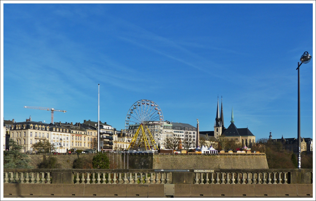 . Stadt Luxemburg - Aussicht von der Adolphe Brcke (Nei Brck) auf den Weihnachtsmarkt der Place de la Constitution, sowie zwei Wahrzeichen der Hauptstadt Luxemburgs, die Kathedrale Notre-Dame de Luxembourg und die Glle Fra (Goldene Frau). So lautet der gelufige Name des Monument du Souvenir, eines Mahnmals fr die gefallenen Soldaten aus dem ersten Weltkrieg. 02.12.2013 (Hans)
