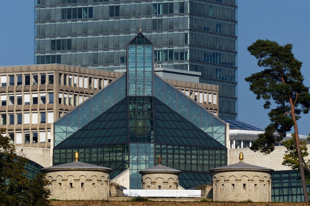 . Stadt Luxemburg - Das Muse d’Art Moderne Grand-Duc Jean, kurz Mudam, ist Luxemburgs Museum fr moderne Kunst. Es befindet sich auf dem Gelnde des Fort Thngen (Dri Eechelen) auf dem Kirchberg-Plateau in Luxemburg Stadt.

Architekt des am 1. Juli 2006 erffneten Gebudes ist Ieoh Ming Pei, weshalb das Museum im Volksmund auch als Pei-Muse bekannt ist. Das Museum trgt den Namen von Groherzog Jean, dem Vater des derzeitigen Groherzogs Henri. 23.09.2014 (Jeanny)