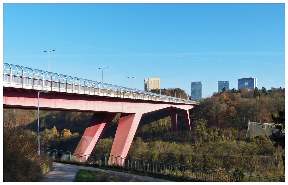 . Stadt Luxemburg - Die Grande-Duchesse Charlotte Brcke verbindet das Stadtzentrum mit dem Europaviertel auf dem Kirchberg-Plateau. Da diese Brcke im Volksmund als  Rout Brck  (rote Brcke) bezeichnet wird, wrde ein neuer Anstrich diesem Namen wieder gerechter werden. 02.12.2013 (Hans)