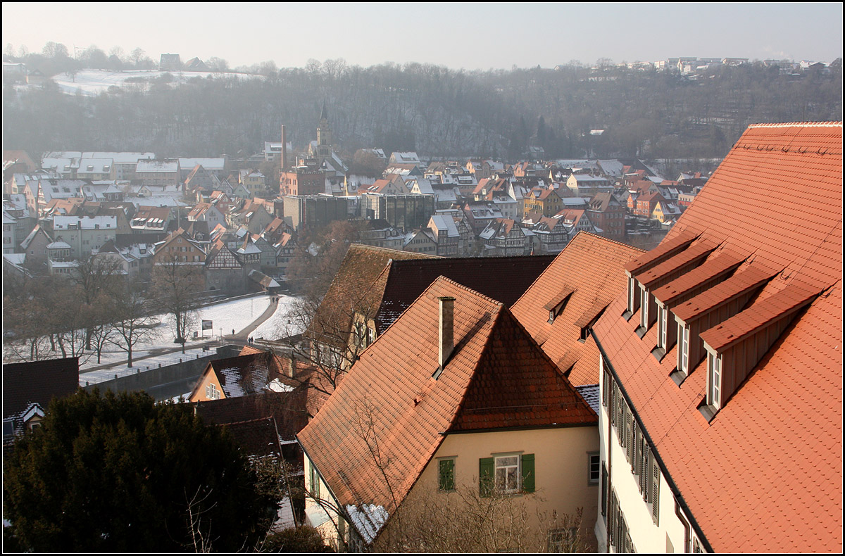 . Stadt im Tal -

Die Schwbisch Haller Innenstadt liegt im rechten engen Tal des Kochers. Sptere Stadterweiterungen, vor allem seit dem zweiten Weltkrieg nutzten die Ebenen auf beiden Seiten oberhalb des Kochertales. Blick von der Terrasse bei Alten Zeughaus hinber auf den westlichen Teil der Altstadt, mit dem markanten Neubau der Kunsthalle Wrth.

22.01.2017 (M)