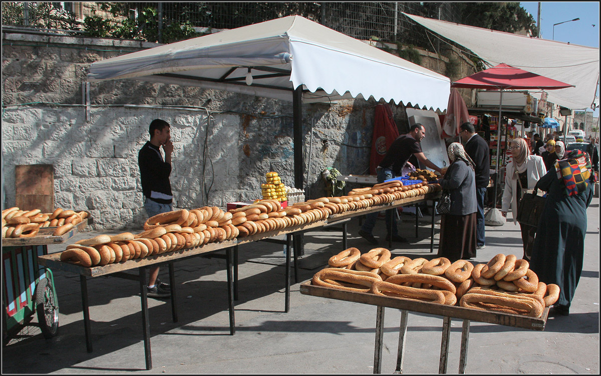 . Straenverlauf -

Verkaustand mit Backwaren in Ostjerusalem beim Damaskustor.

26.03.2014 (Matthias)