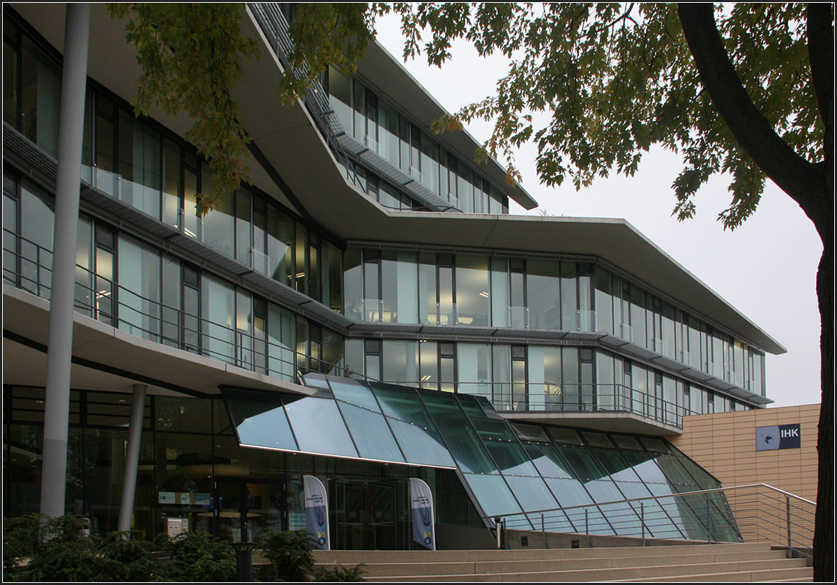 . Sddeutsche Leichtigkeit im hohen Norden -

Gebude der IHK in Kiel. Das Gebude spricht eine durch Gnter Behnisch (Stuttgart) geprgte Architektursprache. Das 2004 fertiggestellte Bauwerk wurde geplant durch Kauffmann Theilig & Partner (Ostfildern).

14.10.2016 (M)
