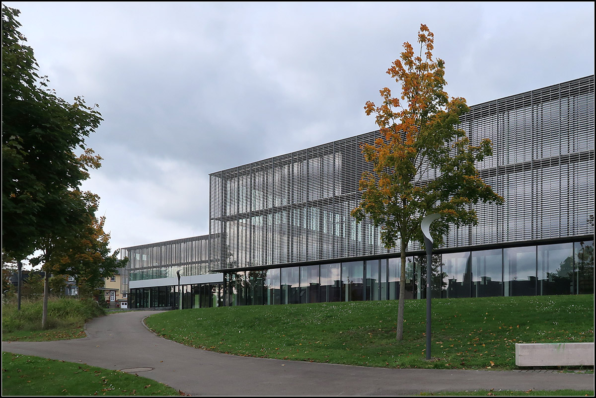 . Sddeutsche Leichtigkeit in Luxemburg -

Das Stuttgarter Bro von Auer Weber plante in Luxemburg-Belair dieses sehr transparent und filigran gestaltete 2010 erffnete Sportzentrum. Auer Weber ist auch in Esch-sur-Alzette mit einem Schulgebude im Staat Luxemburg vertreten, zudem gibt es ein aktuelles Schul- und Sportzentrumprojekt in Luxemburg-Cents, dafr wurde 2017 der Grundstein gelegt.

04.10.2017 (M)