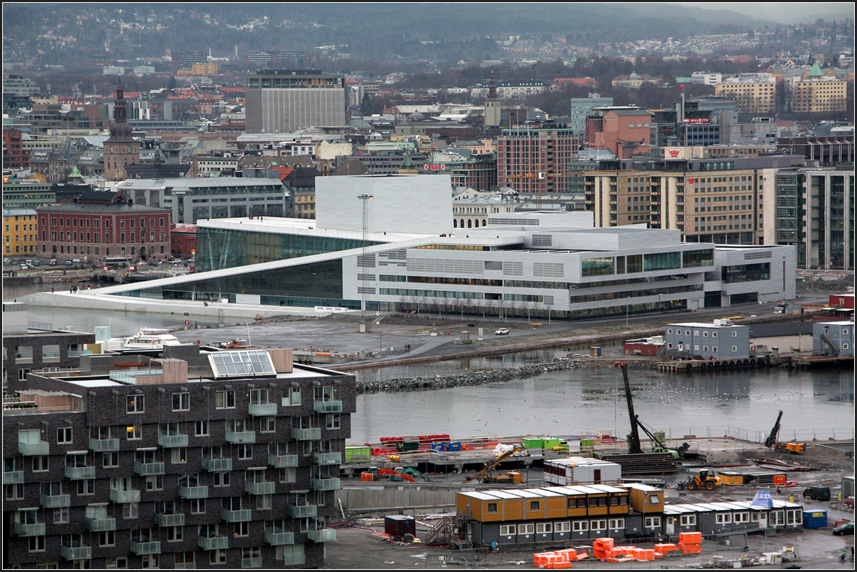 . The Backside -

Blick vom Eckebergpark auf Oslo und das Opernhaus. Die neue Oper steht im Hafenbereich von Bjrvika, einem bisher vernachlssigten Stadtgebiet. Die Oper stellt allerdings den Beginn einer vlligen Umgestaltung dieses Hafengebietes dar. Hier entsteht ein ganz neuer Stadtteil (das Wohngebude links unten ist schon ein Teil davon) mit Brogebude, Wohnhusern und kulturellen Einrichtungen, wie zum Beispiel dem Neubau des Munch-Museums, das in direkter Nachbarschaft zum Opernhaus entstehen soll, ebenso wie die neue Deichman-Bibliothek. 

30.12.2013 (Matthias)

