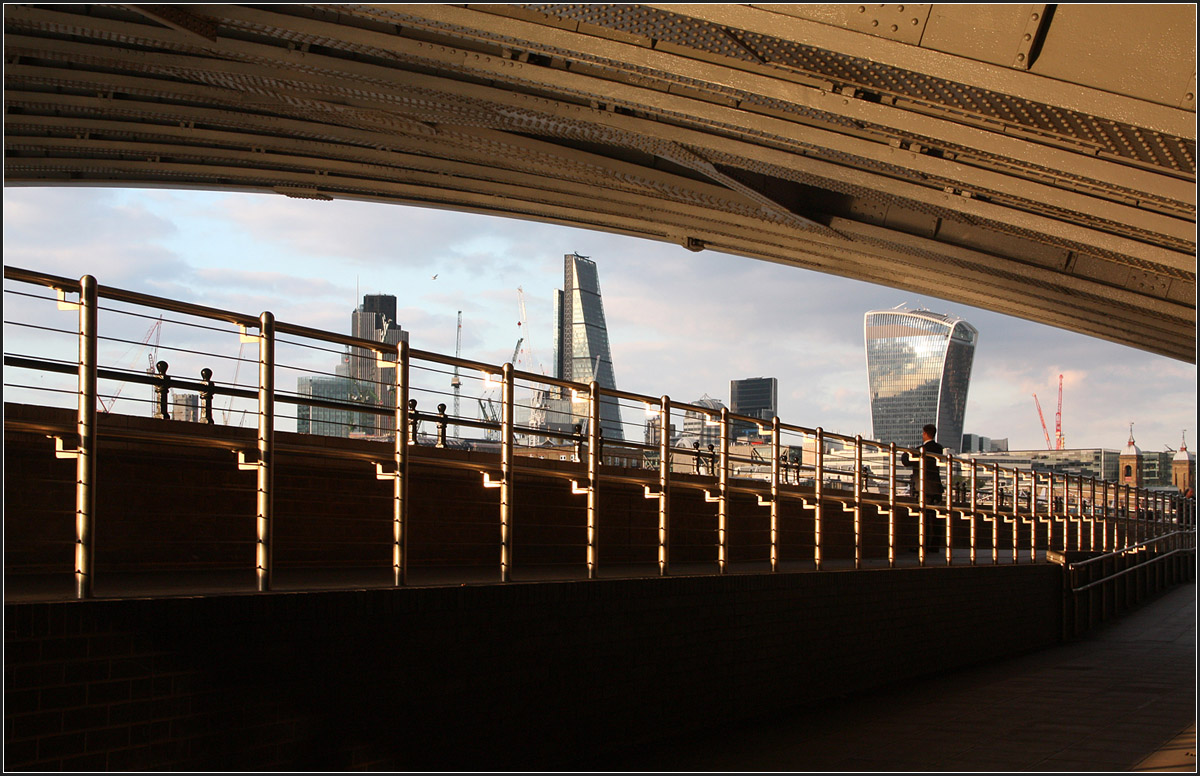 . The City of London -

Über der Brücke liegt der Bahnhof London Blackfriars.

23.06,2015 (M)