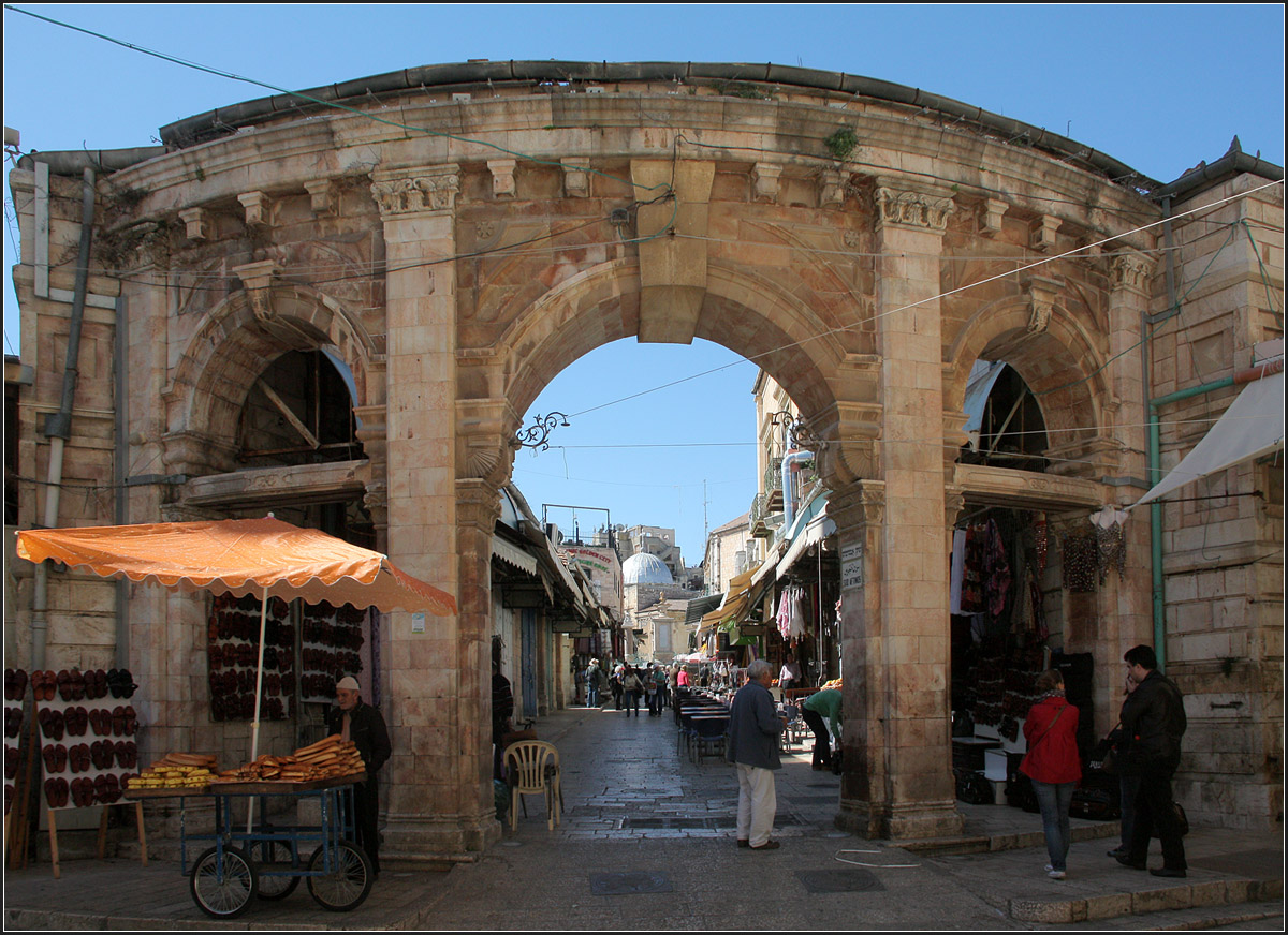 . Tor zum Muristan -

Der Muristan ist ein Areal in der Altstadt von Jerusalem sdlich der Grabeskirche zu dem die evangelisch-lutherischen Erlserkirche Erlserkirche, das Grundstck der Martin-Luther-Schule, das Lutherische Hospiz und einige Lden gehren.

21.03.2014 (Matthias)