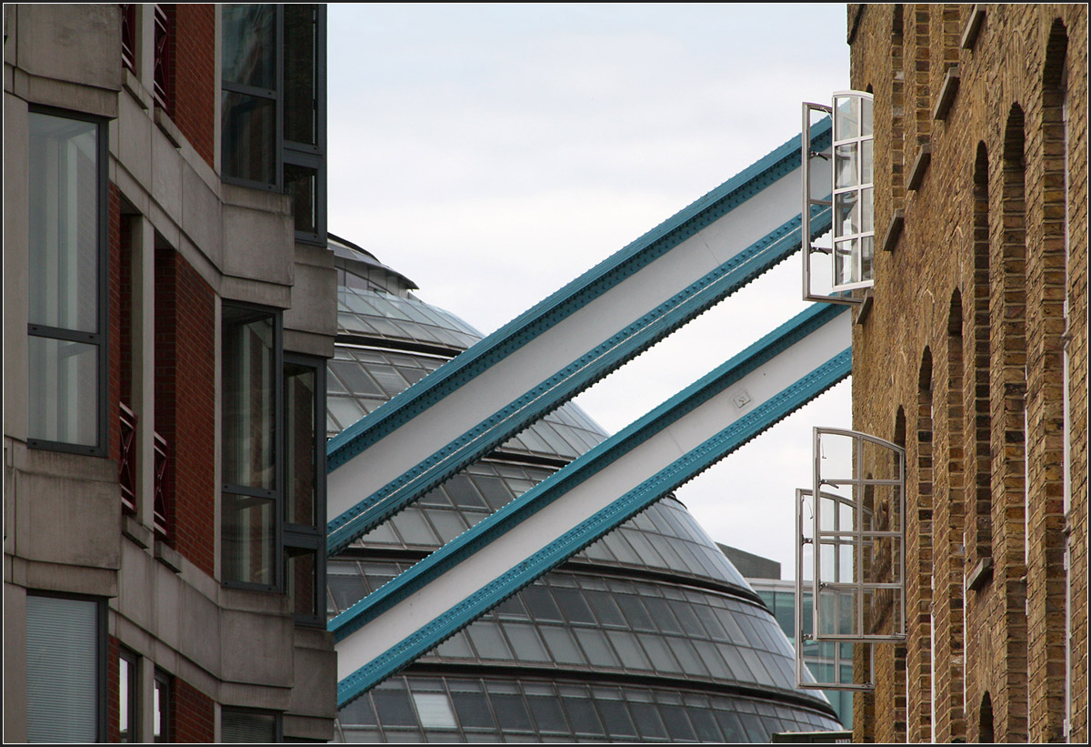 . Tower Bridge und City Hall -

Verstrebungen der Tower Bridge vor der Londoner City Hall (Normen Forster), gesehen von Butler's Wharf aus.

29.06.2015 (M)