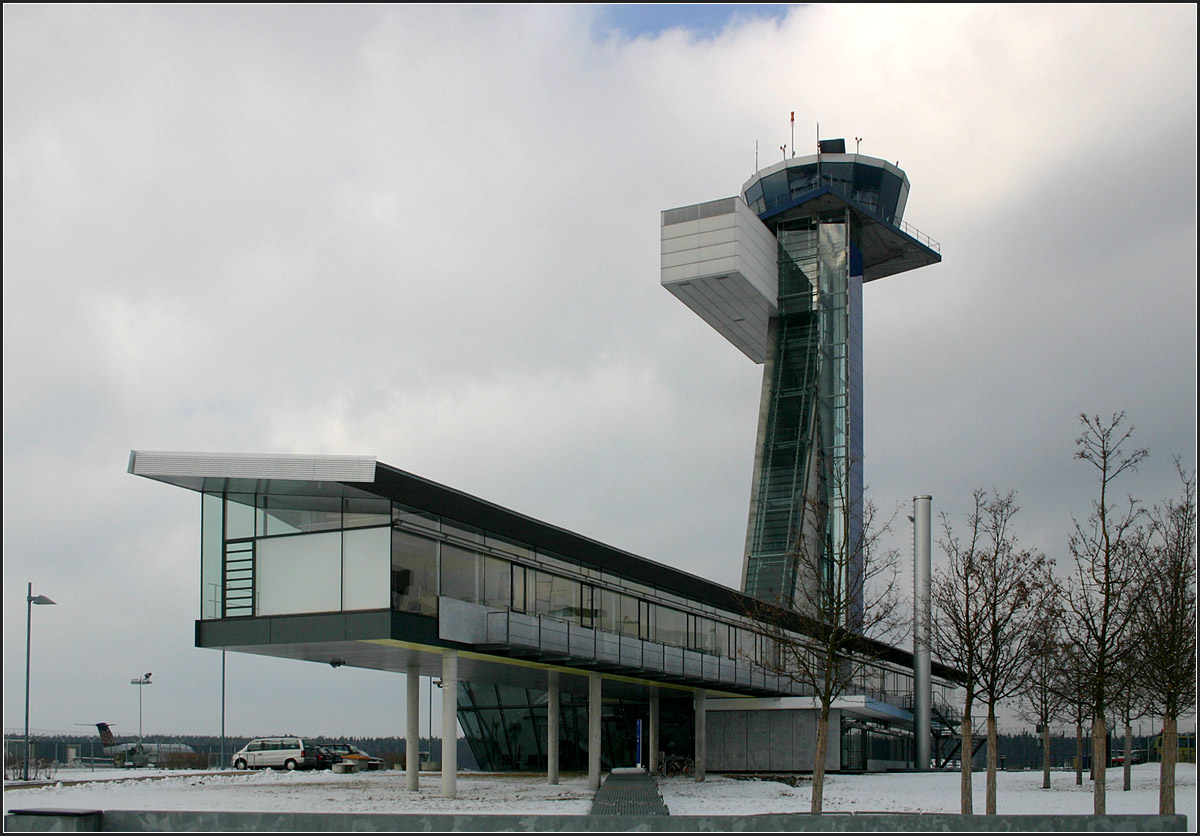 . Tower Flughafen Nrnberg -

Der 45 Meter hohe Turm ist nach vorne geneigt und trgt eine sechzehneckige Glaskanzel. Brorume befinden sich in dem langgezogenen Bauteil, der teilweise aufgestndert ist.
Architekten (Gnter) Behnisch und Partner, Fertigstellung: 1998

weitere Aufnahmen:
http://architektur.startbilder.de/name/galerie/kategorie/architekten~behnisch-und-partner-stuttgart~1998-kontrollturm-nuernberg.html

05.03.2006 (Matthias)