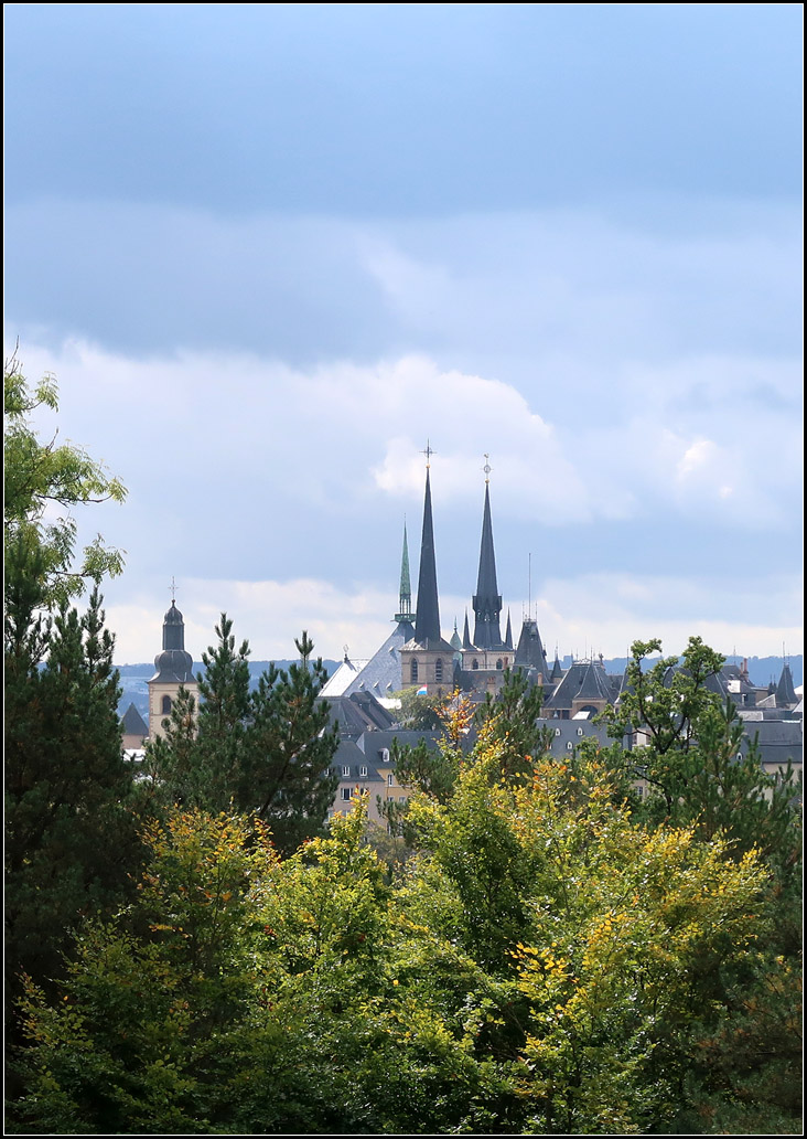 . Trme in Luxemburg -

Gesehen vom Place de l'Europe auf dem Kirchberg.

06.10.2017 (M)